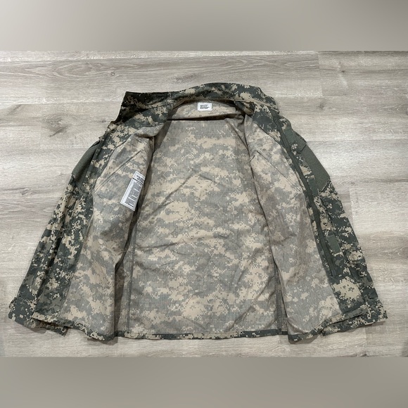 I182 NWOT US Army Combat Coat Camo FR Uniform Jacket Medium Reg - Picture 2 of 5